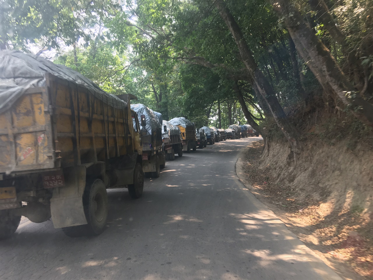 시위대의 도로 점거로 카트만두-매립지 간의 도로가 봉쇄되었고 쓰레기 수거차가 긴 행렬로 정차 중이다.