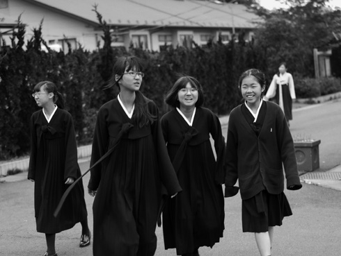 치미저고리 차림의 재일동포 여학생들이 도쿄거리를 누비고 있다.