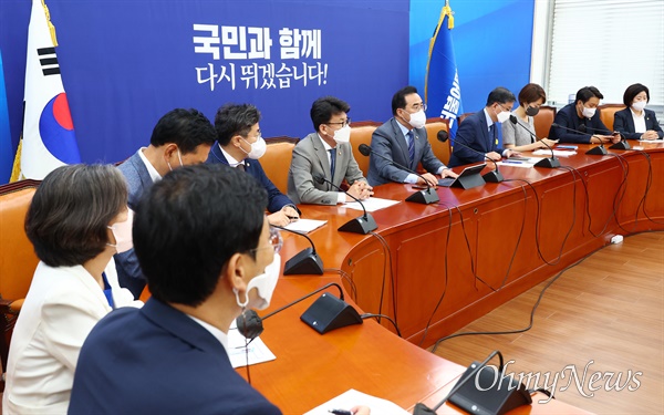 더불어민주당 박홍근 당대표 직무대행 겸 원내대표가 9일 오전 국회에서 열린 정책조정회의에서 발언하고 있다.