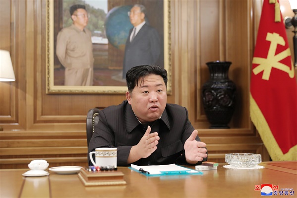 지난 12일 김정은 북한 국무위원장이 당 비서국 회의를 열어 당내 규율준수 기풍을 세우고 간부들의 '비혁명적 행위'에 강도 높게 투쟁해야 한다고 다그쳤다.