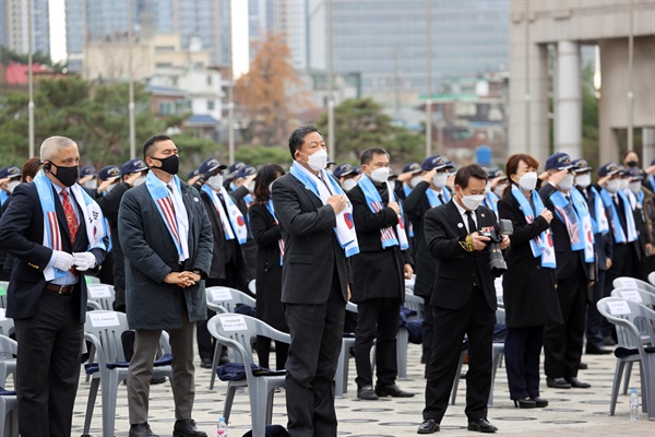 2021년 11월 26일 서울 용산구 전쟁기념관 평화의 광장에서 제6회 장진호전투 영웅 추모행사를 거행하고 있다. 
