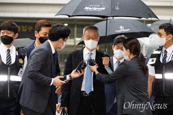 '산업부 블랙리스트' 의혹 관련 백운규 전 산업통상자원부장관이 15일 오전 서울동부지법에서 영장실질심사를 받기위해 도착하고 있다.