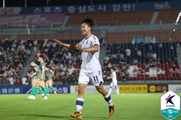이승우 수원FC의 이승우가 김천상무전에서 결승골을 넣은 후 환호하고 있다.