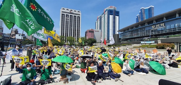 6·18전국탄핵행동 참가자들이 부산역 광장에 모여 고리2호기 폐쇄를 외치는 모습. 