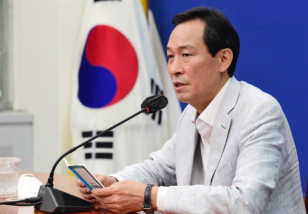  더불어민주당 우상호 비상대책위원장이 지난 19일 서울 여의도 국회에서 기자간담회를 하고 있다.