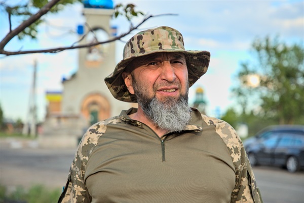 이사 아카예프(Isa Akayev) 크림 타타르 부대장은 우크라이나 정부를 도와 러시아의 침공에 맞서 싸워 크림 타타르 부대를 우크라이나 육군 휘하 정규 부대로 만들었다. 