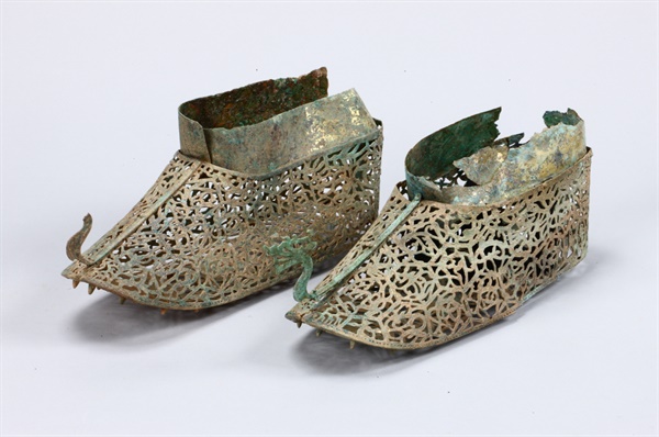 2021년 4월 국가 보물로 지정된 나주 정촌고분 금동신발. 금동신발 중 유일하게 용머리가 장식되어 있다