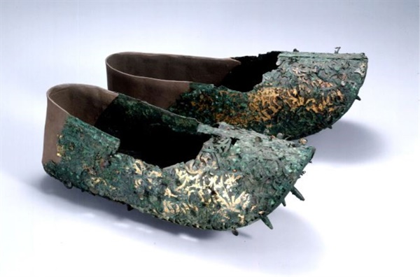 1971년 충남 공주에서 발견된 무령왕비의 금동신발. 발바닥에 스파이크가 박혀있다 