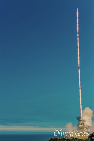 순수 국내 기술로 설계 및 제작된 한국형 발사체 누리호(KSLV-Ⅱ)가 21일 전남 고흥군 나로우주센터 발사대에서 화염을 내뿜으며 우주로 날아오르고 있다. 사진은 50mm 렌즈를 이용해 촬영된 82장의 누리호의 발사사진을 레이어 합성했다.