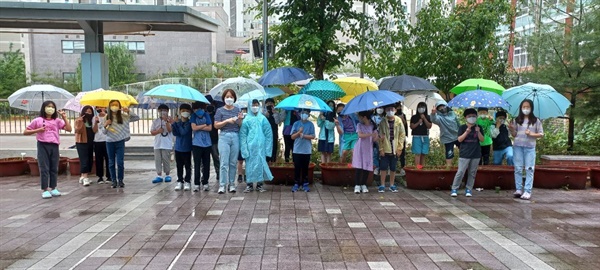 지난15일 서울가재울초등학교 학생들이 궂은 날씨속에서도 논학교 프로그램에 참여했다.