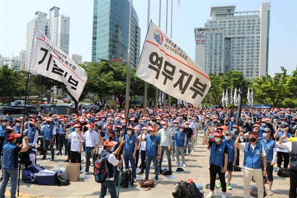 지난 5월 24일 부산 시청 앞에서 열린 부산지하철노동자 대회 
