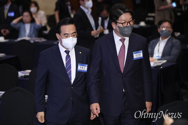 더불어민주당 박홍근 원내대표(왼쪽부터)와 국민의힘 권성동 원내대표가 지난 22일 서울 중구 롯데호텔에서 열린 '2022 경향포럼'에 참석하고 있다. 