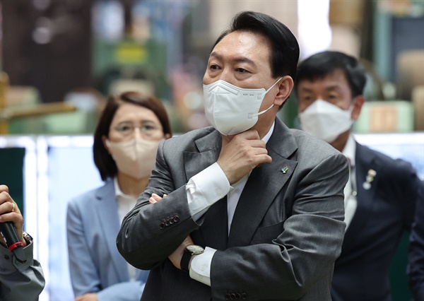  윤석열 대통령이 22일 오전 경남 창원시 두산에너빌리티를 방문해 생산현장(원자력공장)을 시찰하고 있다.
