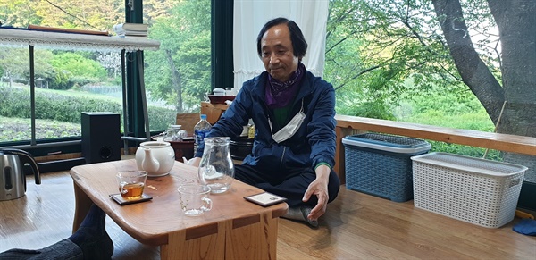 취재 차 들른 김민곤, 김광철 <우리교육> 기획, 편집위원들에게 차를 대접하면서 숲가꾸기와 학교 생활, 전교조 활동에 대하여 인터뷰를 하고 있다.