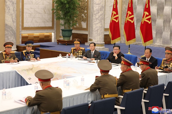 북한 김정은 국무위원장은 지난 21일에 이어 22일 노동당 중앙군사위원회 제8기 제3차 확대회의를 주재하고 전선부대 작전 임무 추가와 작전계획 수정안, 군사조직 개편 문제 등을 논의했다고 조선중앙통신이 23일 밝혔다. 2022.6.23