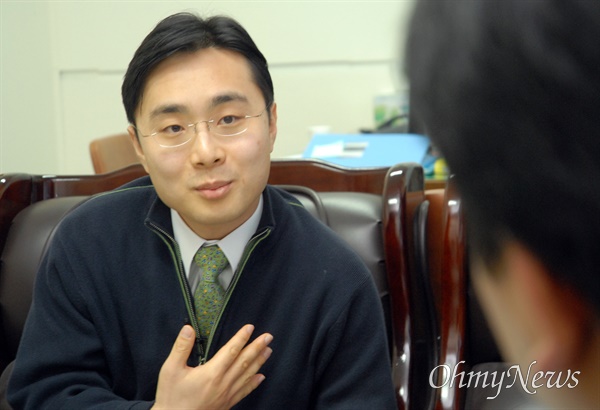 2006년 2월, 오마이뉴스와 인터뷰 중인 송강 당시 청주지방검찰청 충주지청 검사.
