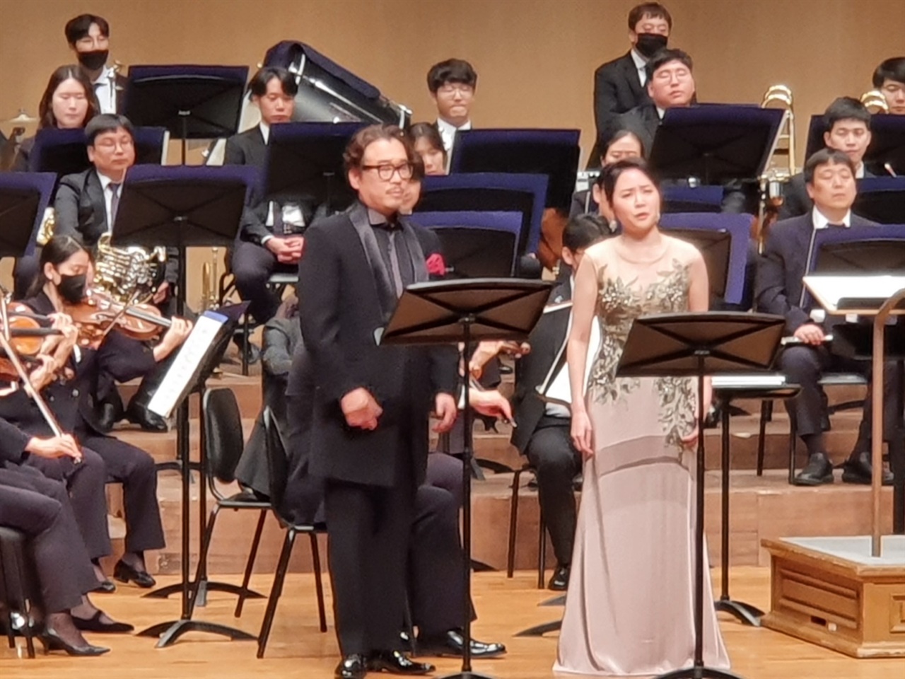 '2022칸타타 레볼루션' 공연중 바리톤 김동섭과 소프라노 박하나가 합창하고 있다.