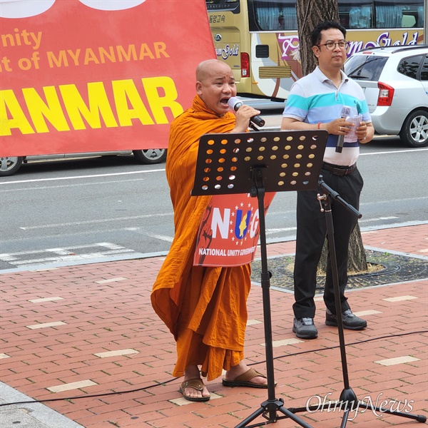 6월 26일 오후 창원역 광장에서 열린 '미얀마 민주주의 연대 67차 일요시위', 위수따 스님(대구 마나빠다이불교센터)