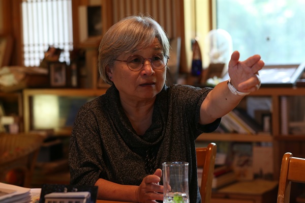 전영애 교수는 1986년 박사학위 논문을 끝낸 이후부터 동서독 분단과 독일문학이라는 테마에 관심을 쏟기 시작했다. 