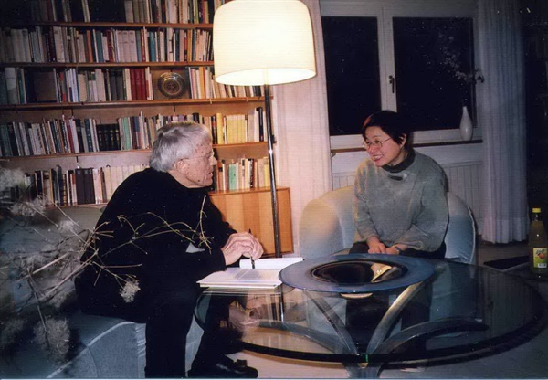 2005년 독일 라이너 쿤체 시인 자택에서 만나 자신이 쓴 독일어 시에 대해 시인과 대화를 나누고 있는 전영애 교수. 