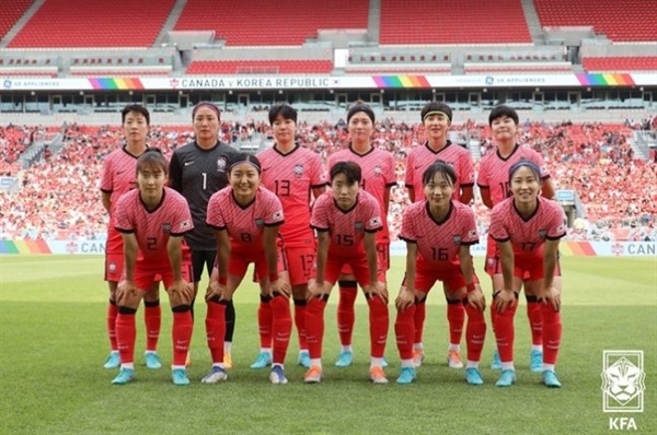  한국 여자 축구대표팀 벨 감독이 이끄는 여자 대표팀이 캐나다 원정 평가전에서 0-0으로 비기며 가능성을 확인했다. 