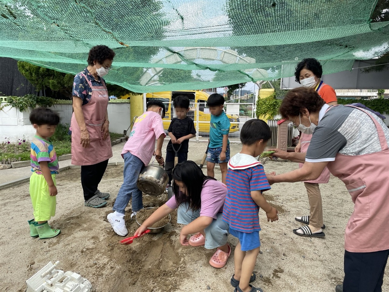 사진=춘천시 사농동 리라숲 어린이집에서 시니어일자리 사업에 참여한 어르신들이 아이들과 놀아주고 있다.