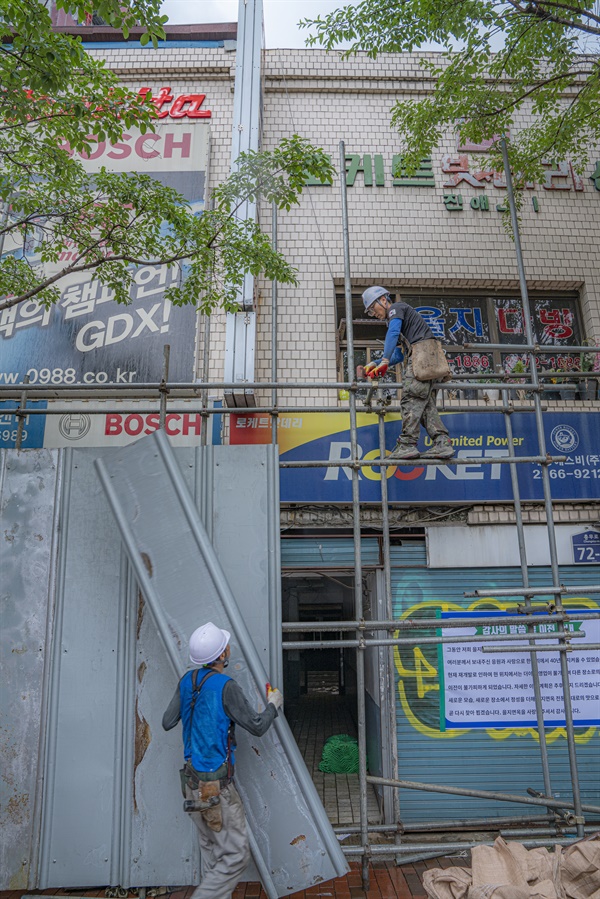 서울 중구 을지로에서 37년간 영업한 을지면옥이 25일 영업을 종료한 뒤 27일 작업자들이 펜스를 설치하고 있다.