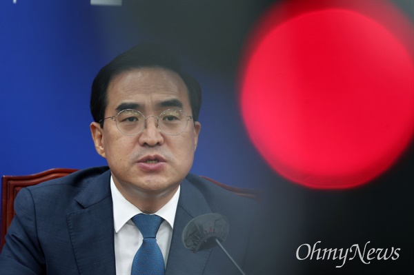 더불어민주당 박홍근 원내대표가 28일 오전 국회에서 열린 원내대책회의에서 발언하고 있다.