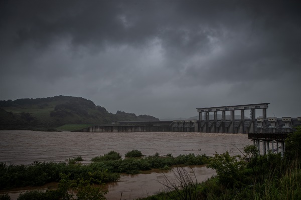 장마전선 영향으로 북한 지역에 집중호우가 지속되는 가운데 28일 경기도 연천군 군남홍수조절댐이 임진강 상류에서 흘러 들어온 물을 방류하고 있다.