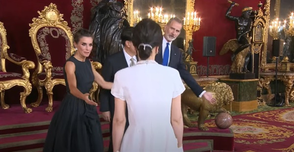 6월 28일(현지시간) 북대서양 조약기구(나토·NATO) 정상 만찬을 주최한 펠리페 6세 스페인 국왕과 레티시아 오르티스 로카솔라노 왕비가 물러서는 김건희 여사를 향해 다시 손짓하면서 자리를 안내하는 모습.