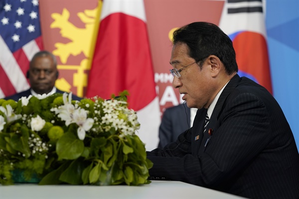 기시다 후미오 일본 총리가 29일 스페인 마드리드에서 열린 한미일 정상회담에서 발언하고 있다. 