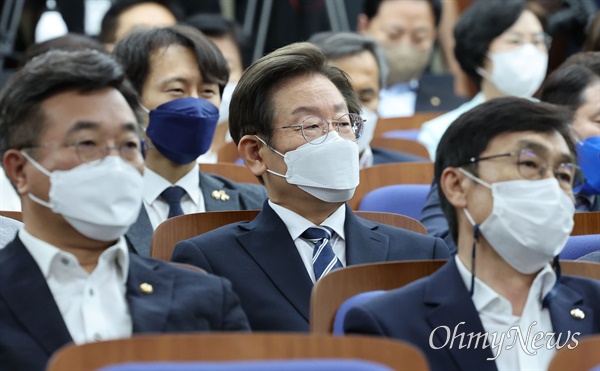 더불어민주당 이재명 의원이 6월30일 서울 여의도 국회에서 열린 의원총회에 참석, 박홍근 원내대표의 발언을 듣고 있다. 