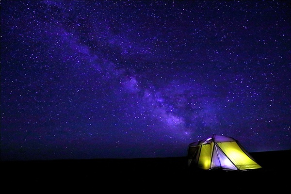 주위에 시야를 가로막을 것 하나없는 몽골 밤하늘이 주는  매력은 머리에 별들이 떨어질 것 같은 느낌을 받을 때다.     