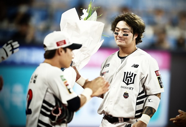  지난 6월21일 KBO리그 역대 최초 9시즌 연속 20홈런을 달성하고 축하를 받는 kt 위즈 박병호.