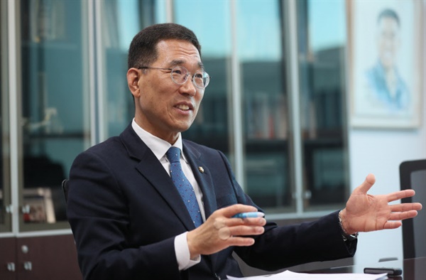 인터뷰 하는 김주영 의원. 오랜 기간 한국노총 위원장을 지낸 김주영 의원은 산적한 경기도와 김포의 문제에 대해 1시간 가까이 인터뷰를 이어갔다.