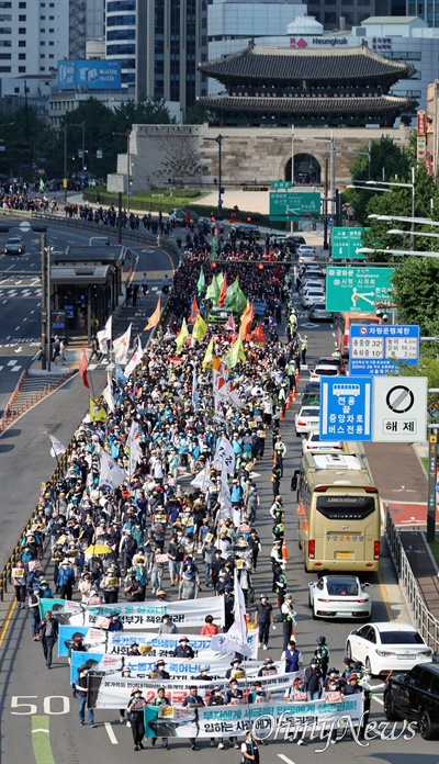 7·2 전국노동자대회에 참가한 민주노총 조합원들이 2일 오후 서울 중구 남대문을 지나 용산 대통령실로 행진을 벌이고 있다.
