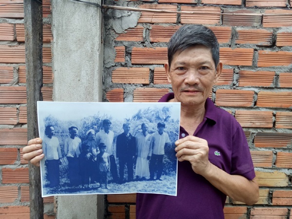 어린시절 자신의 모습(맨 오른쪽)이 담긴 사진(다낭박물관 전시 중)을 들고 있는 응우옌득상