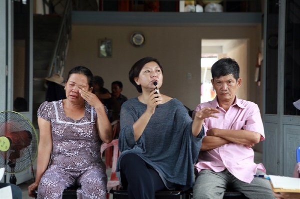 2016년 여름, 평화기행단이 퐁니 마을의 응우옌티탄(왼쪽)을 방문했을 때 마침 고향에 온 응우옌득상도 함께 만났다. 당시 그는 참가자들에게 복부의 총상 자국을 보여주었다.