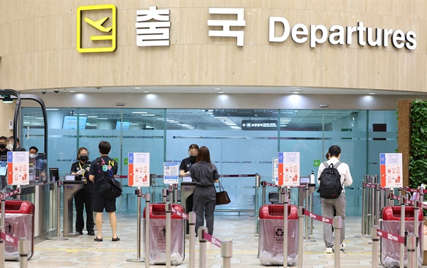 김포-하네다 항공노선 운항이 재개된 6월 29일 서울 강서구 김포국제공항 국제선 출국장에서 탑승객들이 출국 게이트로 들어가고 있다.