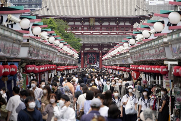 일본 도쿄 아사쿠사 관광 지구 내 나카미세 쇼핑가가 방문객들로 붐빈다. 2022.6.10  