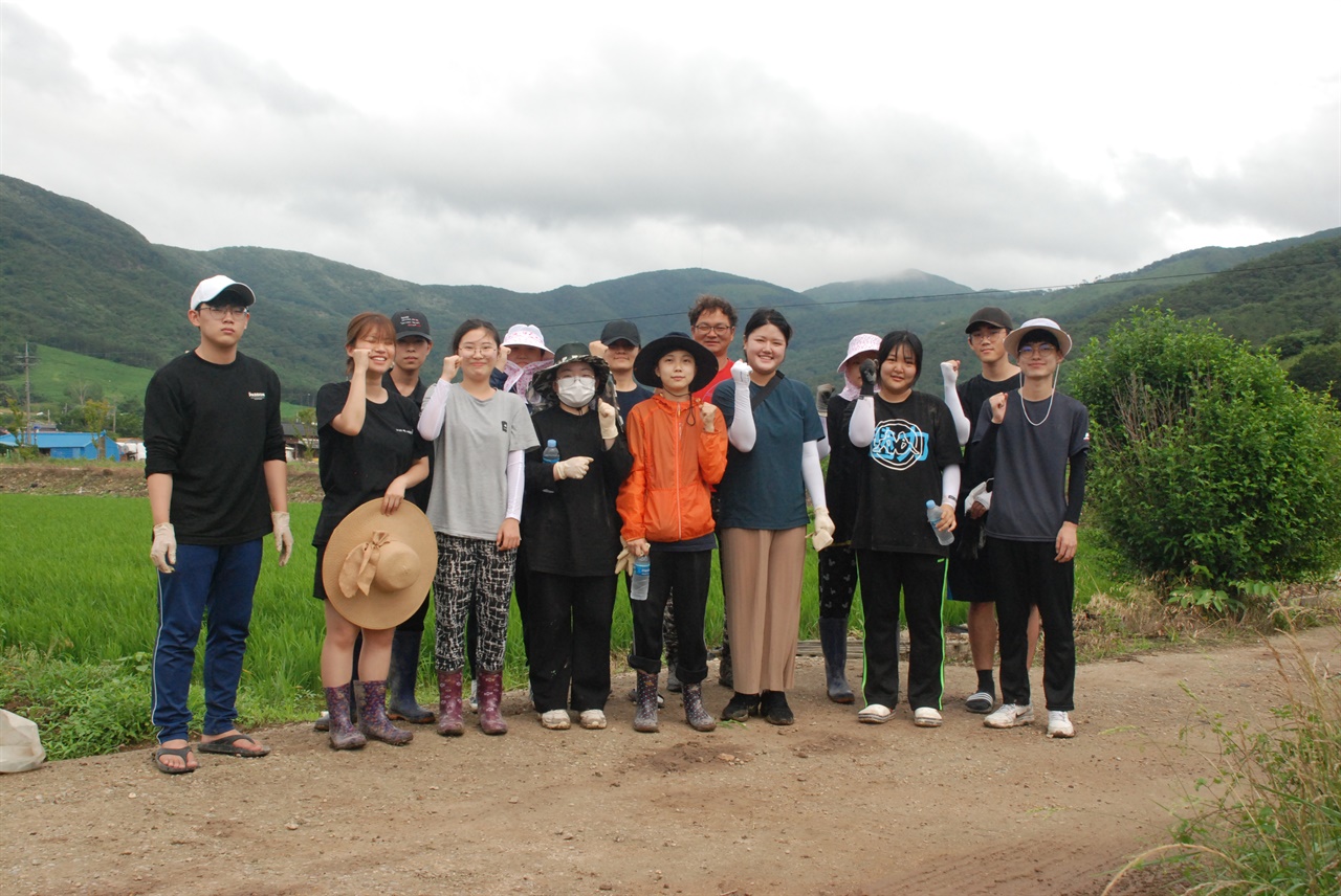 전주대 역사동아리 학생들. 왼쪽부터 김혜성(1), 백송이(2), 김홍일(1), 소지혜(2), 이지은(1), 이지혜(1), 이은진(2), 최강연(1), 허성 주민, 문한솔(4), 정은서(2), 최다희(2), 박진석(1), 김홍일(1). 괄호는 학년.