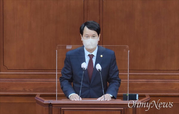 대전시의회 의장으로 선출된 이상래(국민의힘·동구2) 의원이 당선 소감을 밝히고 있다.