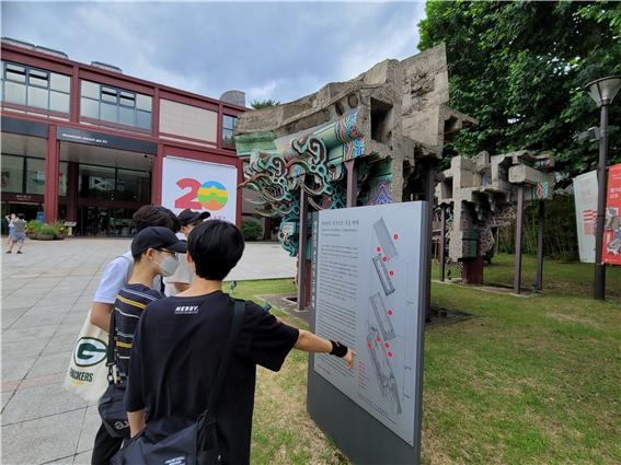 서울시역사박물관 외부 전시물 안내판을 살펴보고 있는 학생들(구일중)