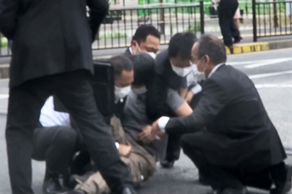 지난 7월 8일 일본 나라현 나라시에서 아베 전 일본 총리 피격사건이 발생한 뒤 40대 남성 용의자가 현장에서 검거되고 있다.