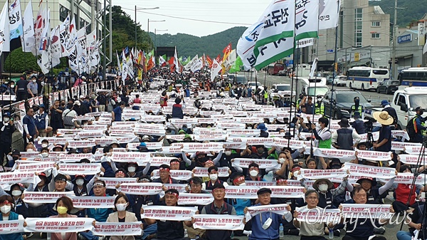 7월 8일 오후 대우조선해양 남문 앞 도로에서 열린 “조선 하청노동자 투쟁승리 결의대회”