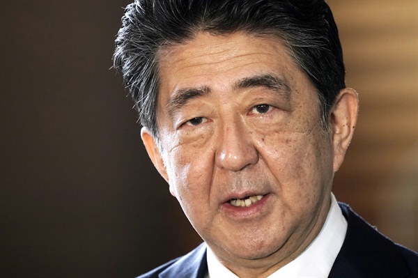 2020년 9월 16일 당시 아베 일본 총리가 각료회의를 위해 도쿄에 있는 총리실에 도착하면서 기자들에게 발언하고 있다.