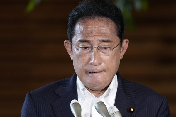 기시다 후미오 일본 총리가 지난 7월 8일 도쿄 총리공관에서 굳은 표정으로 기자회견을 하고 있다.