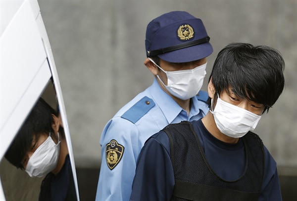日本の安倍晋三元首相を射殺した山上哲也容疑者が先月10日朝、日本の西奈良警察署の検察に出頭した。