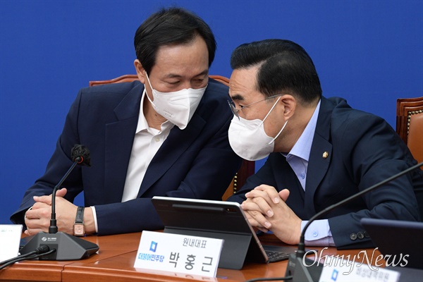 우상호 더불어민주당 비상대책위원장과 박홍근 원내대표가 11일 오전 서울 여의도 국회에서 열린 비상대책위원회의에서 이야기를 하고 있다.