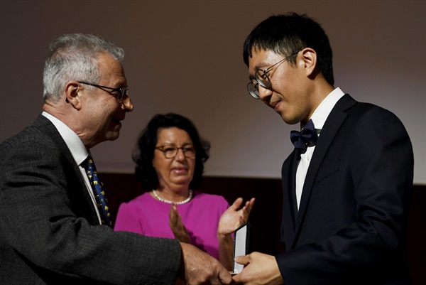 허준이 미국 프린스턴대 교수 겸 한국 고등과학원(KIAS) 수학부 석학 교수(오른쪽)이 5일(현지시간) 핀란드 헬싱키 알토대학교에서 국제수학연맹(IMU)이 수여하는 필즈상을 수상하고 있다. 